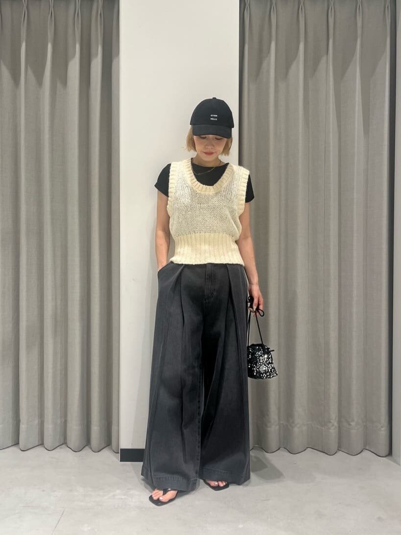 Tシャツとニットベストを着た女性