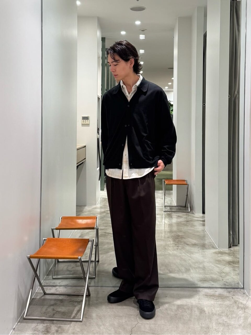カーディガンとスラックスを着た男性