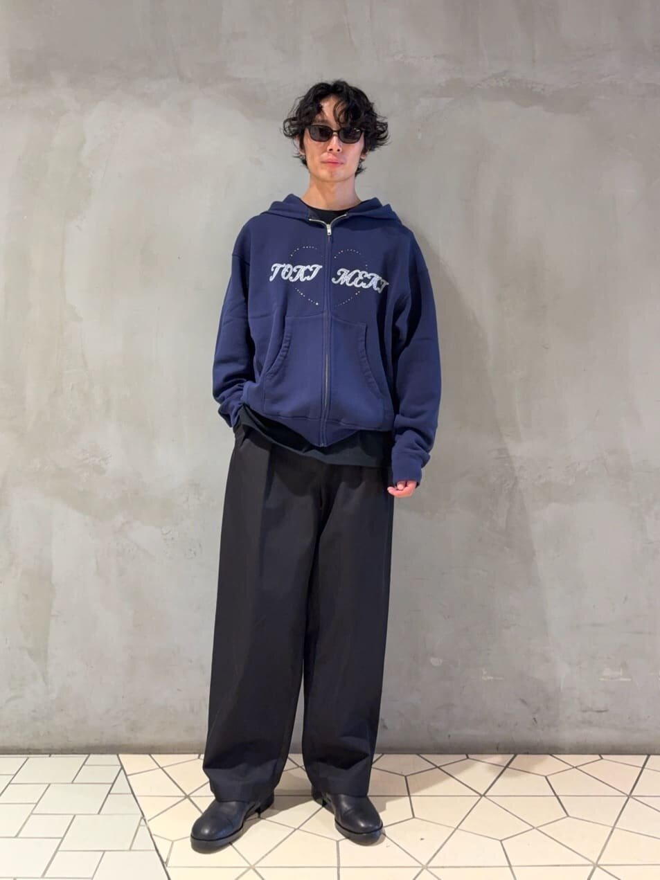 パーカーととのパンツを着た男性