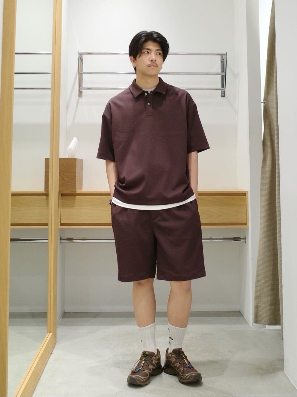 ポリシャツのセットアップを着た男性