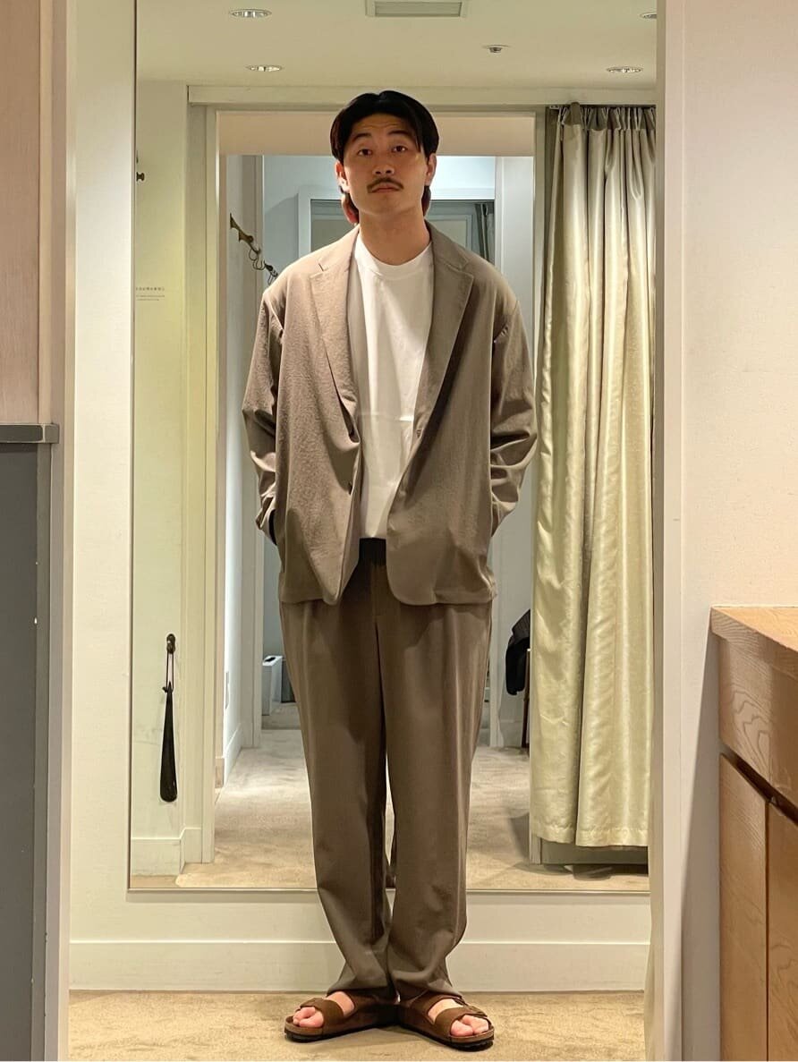 ジャケットセットアップを着た男性