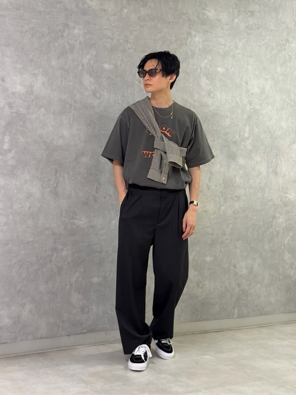 Tシャツとスラックスを着た男性