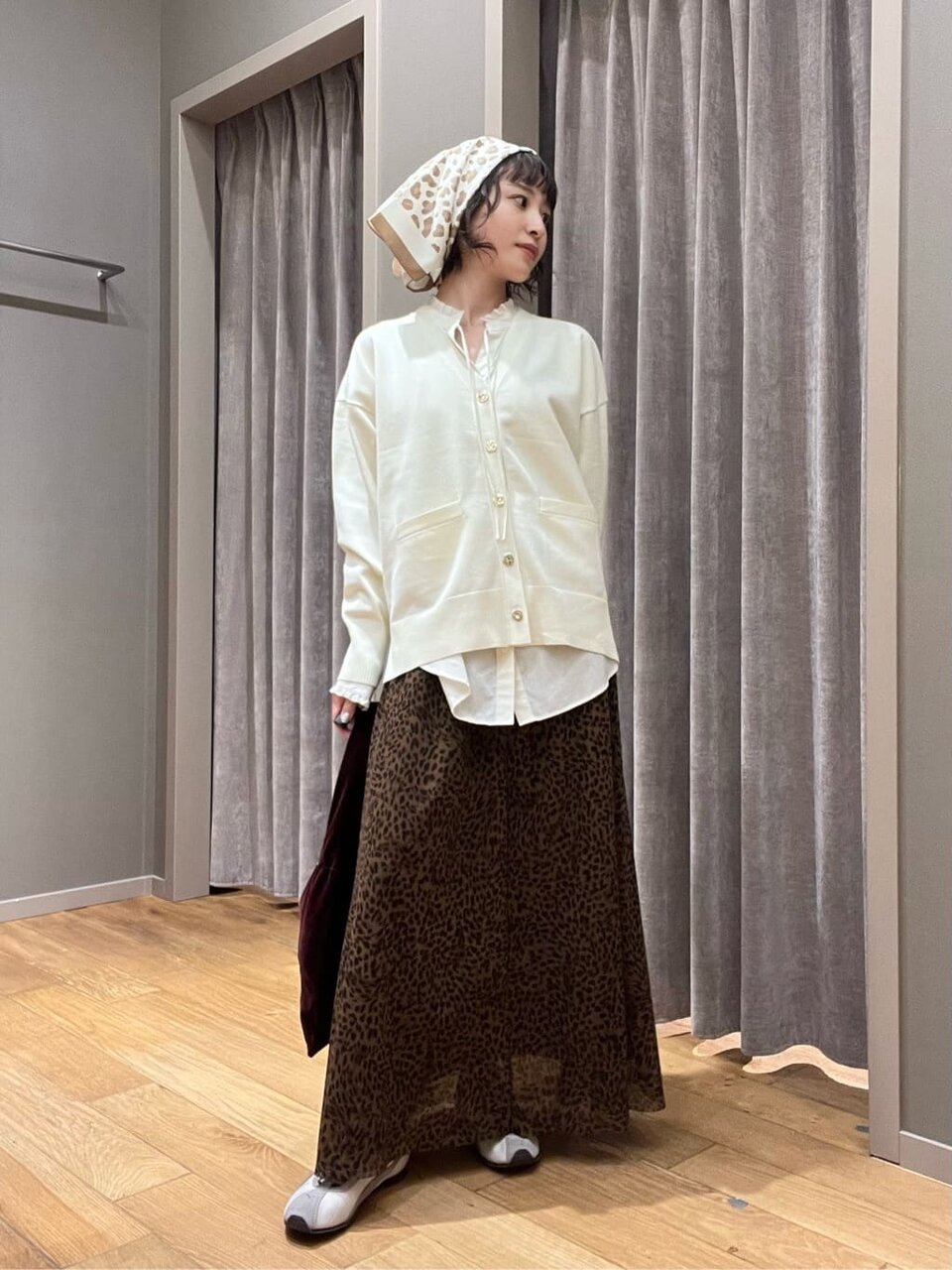 白ニットとチュールスカートを着た女性