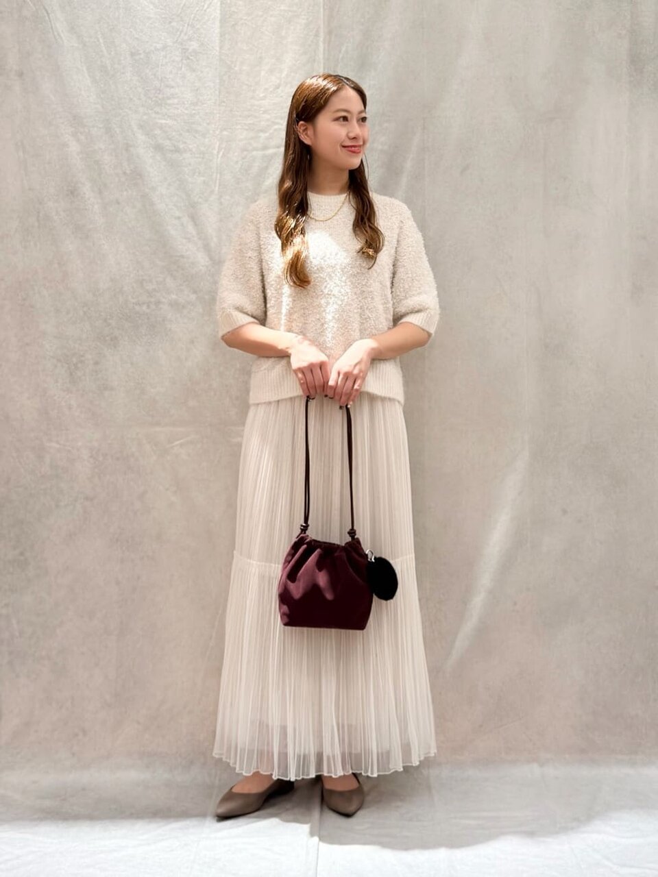 白ニットとチュールスカートを着た女性