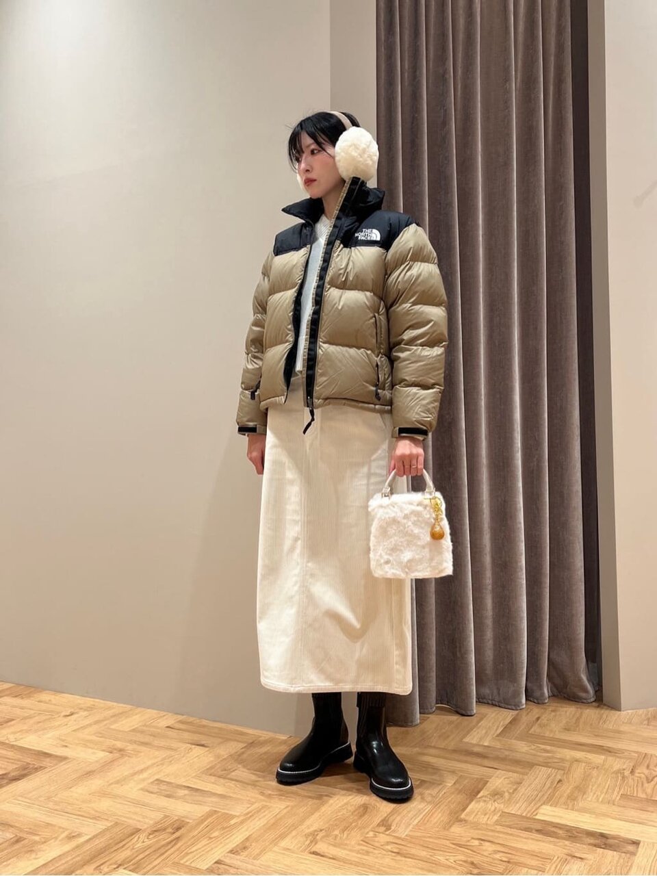 ダウンジャケットとロングスカートを着た女性