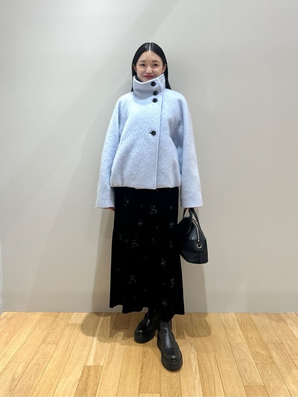 シャギーコートフレアスカートを着た女性