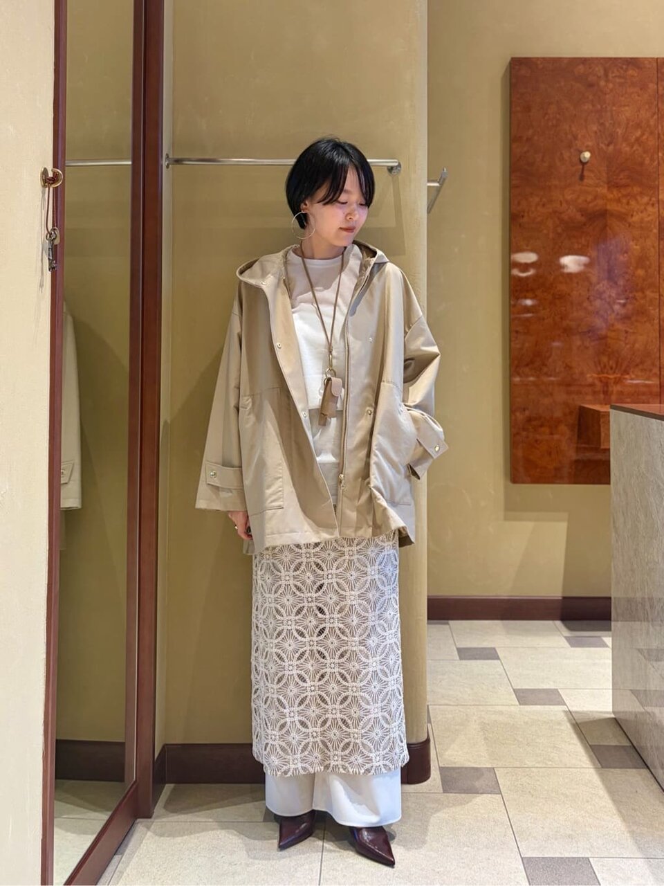 フーデットコートとレーススカートを着た女性