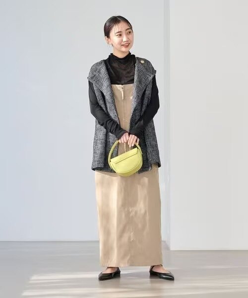 ワンピースにジレを羽織った着こなし