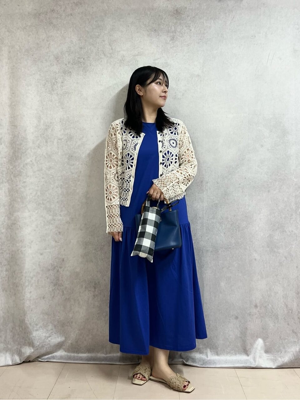 ワンピースを着た女性
