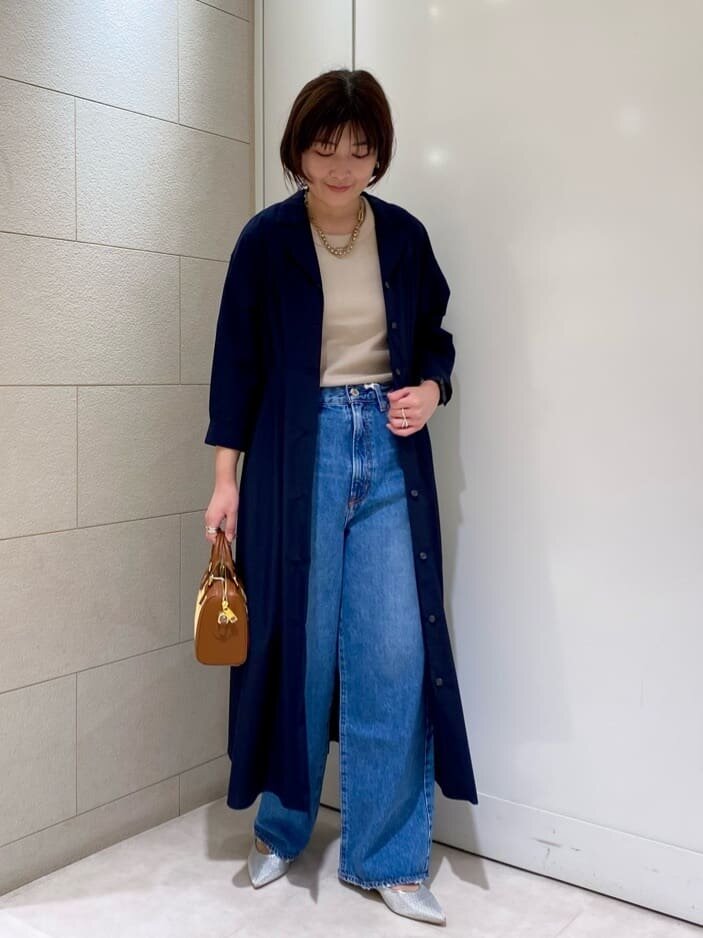 ワンピースを羽織った女性