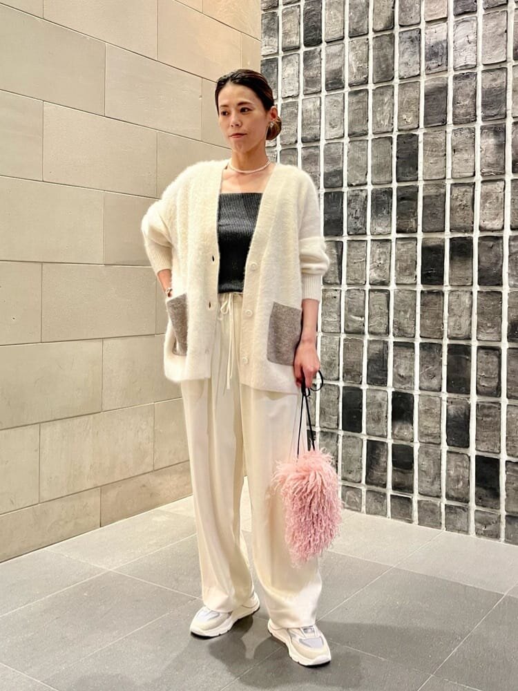 カーディガンを着た女性