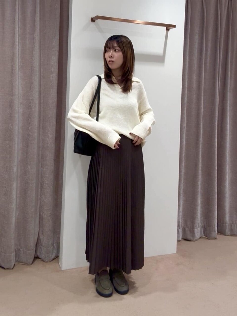 スキッパーニットを着た女性