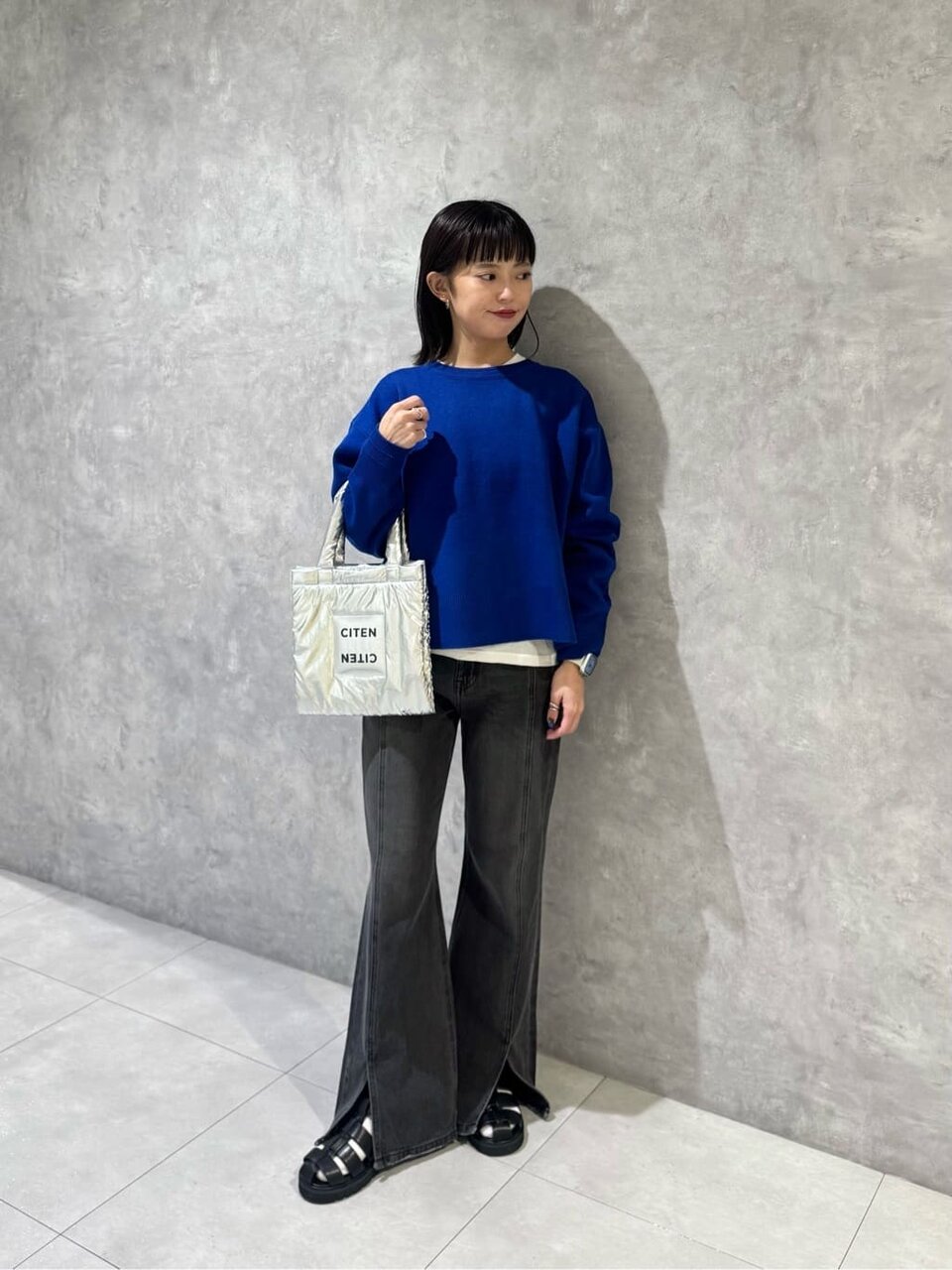 青いニットを着た女性