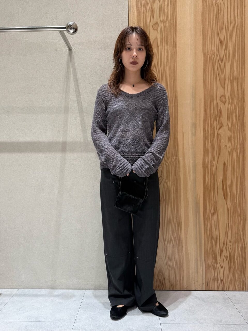 Vネックニットを着た女性