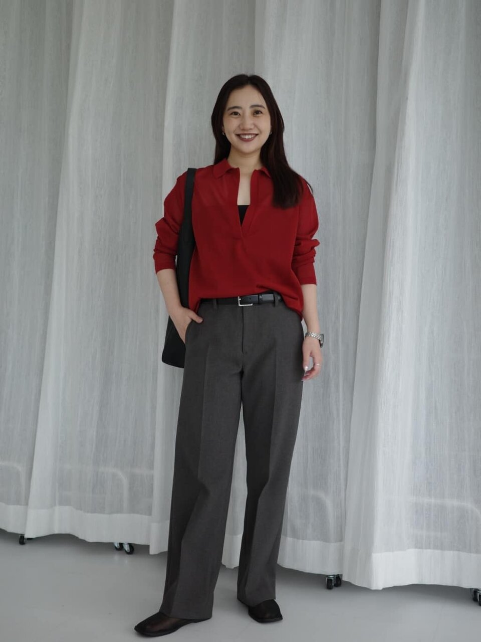 スキッパーニットを着た女性