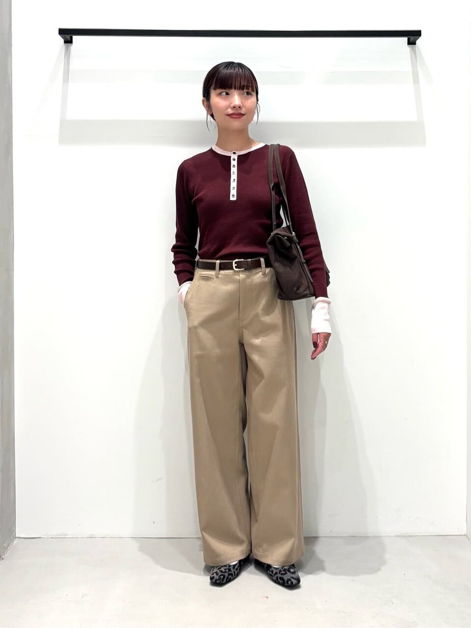 ヘンリーネックニットを着た女性