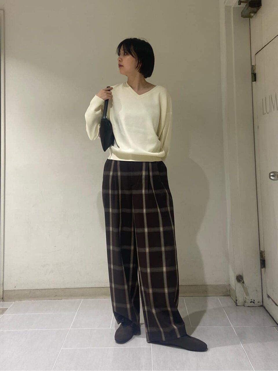 Vネックニットを着た女性