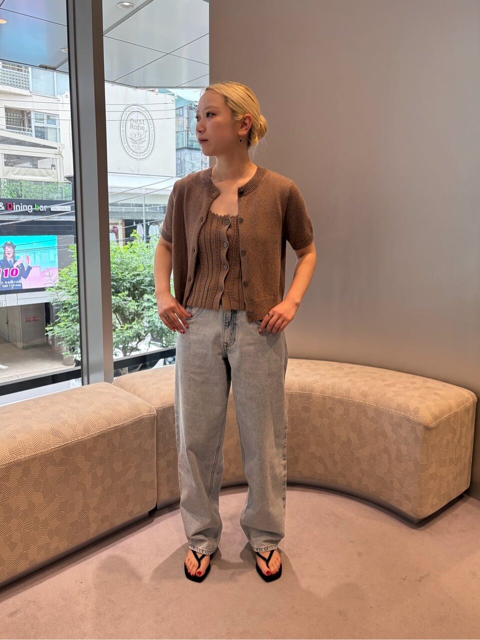 ノースリーブニットを着た女性