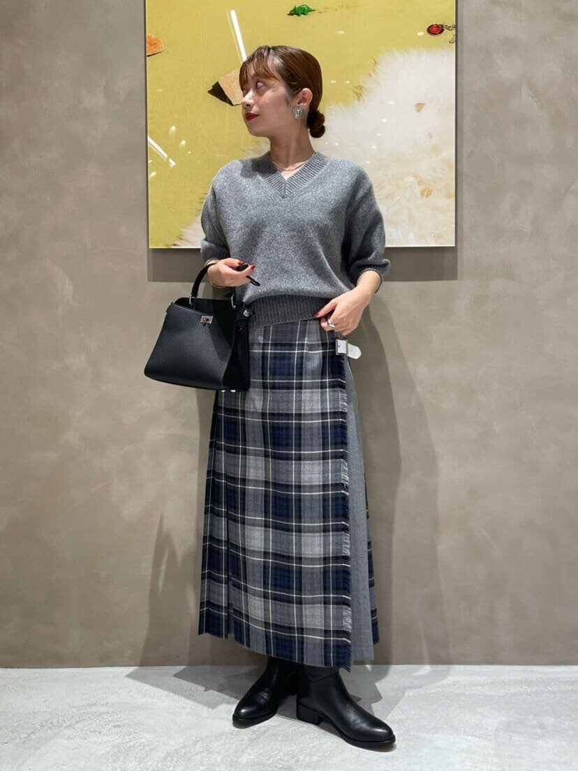 チェック柄スカートをはいた女性