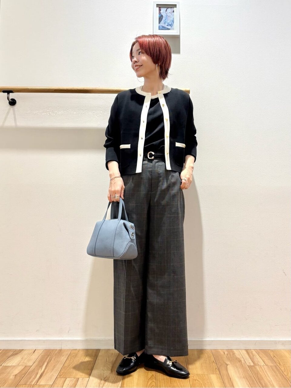 バイカラーのツインニットを着た女性