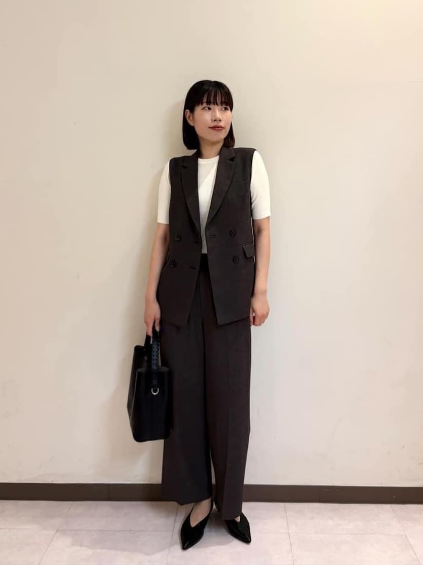 半袖ニットにジレを羽織った女性