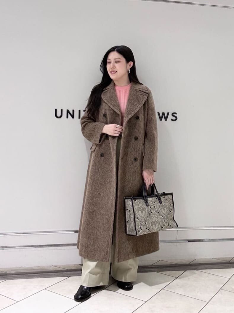 チェスターコートを着た女性