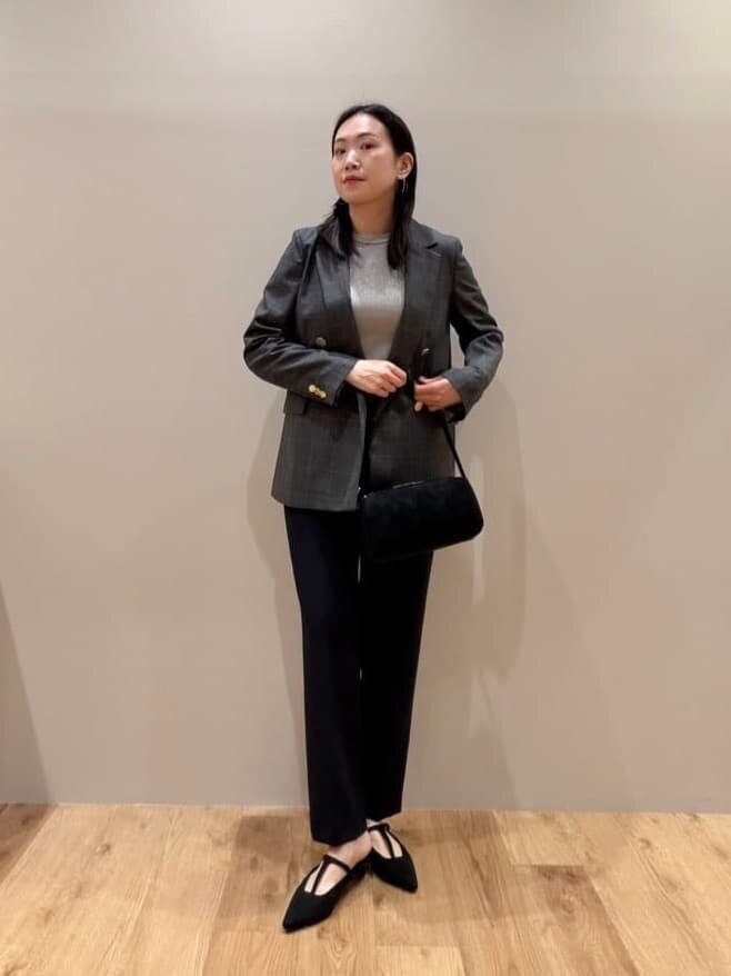ニットにジャケットを羽織った女性