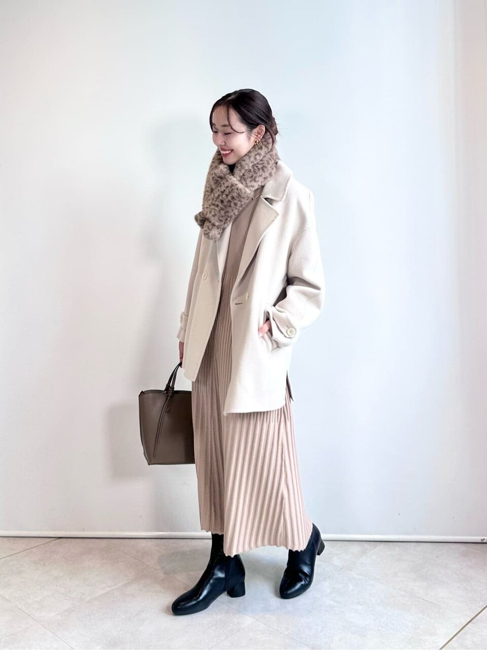 ワンピースを使った20代女性の冬のオフィスカジュアルコーデ