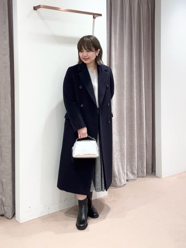 フレアスカートを使った30代女性の冬のオフィスカジュアルコーデ