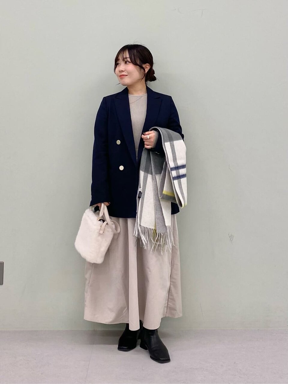 ワンピースを使った30代女性の冬のオフィスカジュアルコーデ