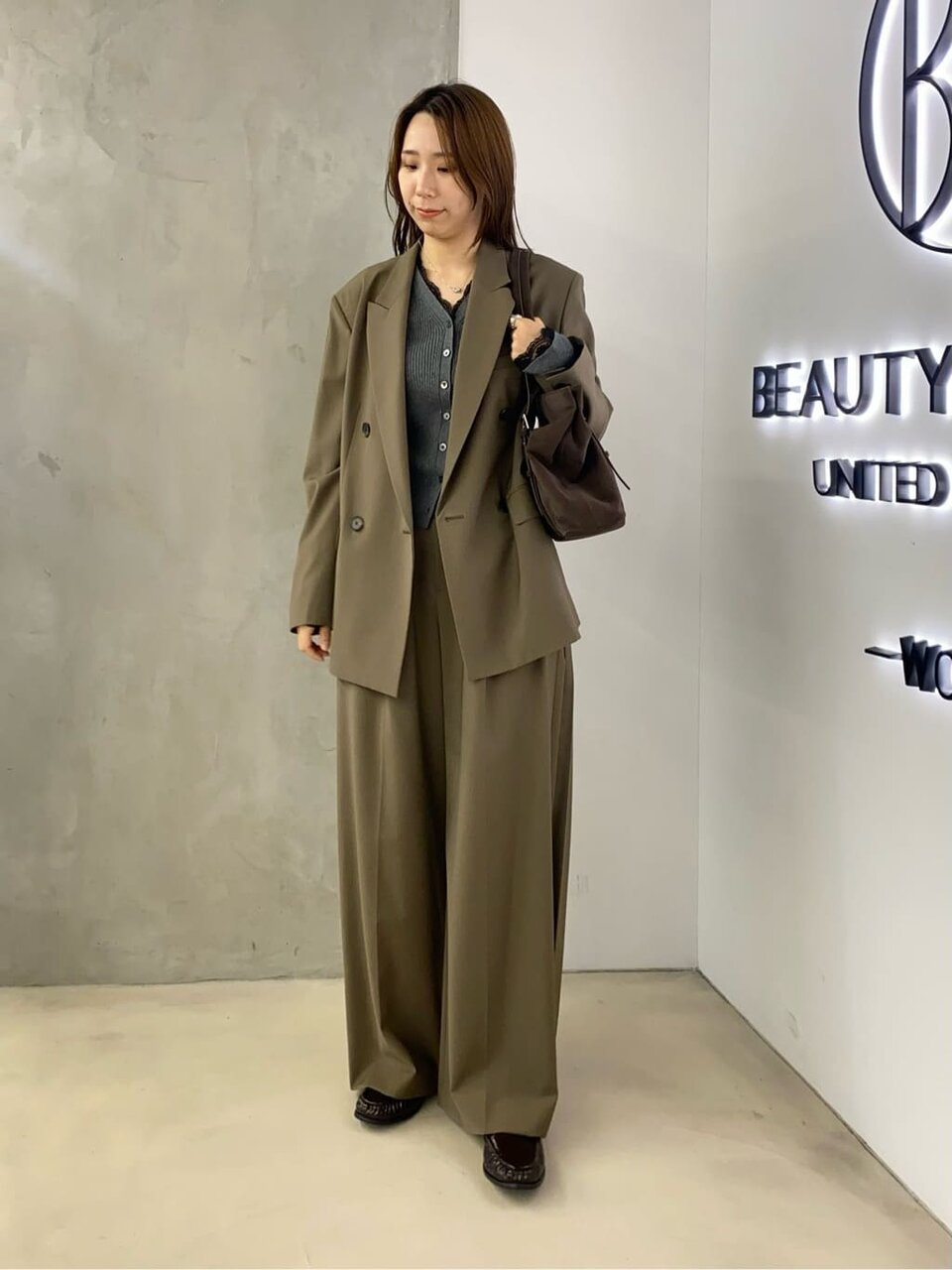 ワイドパンツを使った40代女性の冬のオフィスカジュアルコーデ