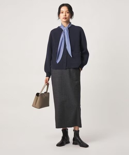 落ち着いた色を軸にしたオフィスカジュアルコーデ