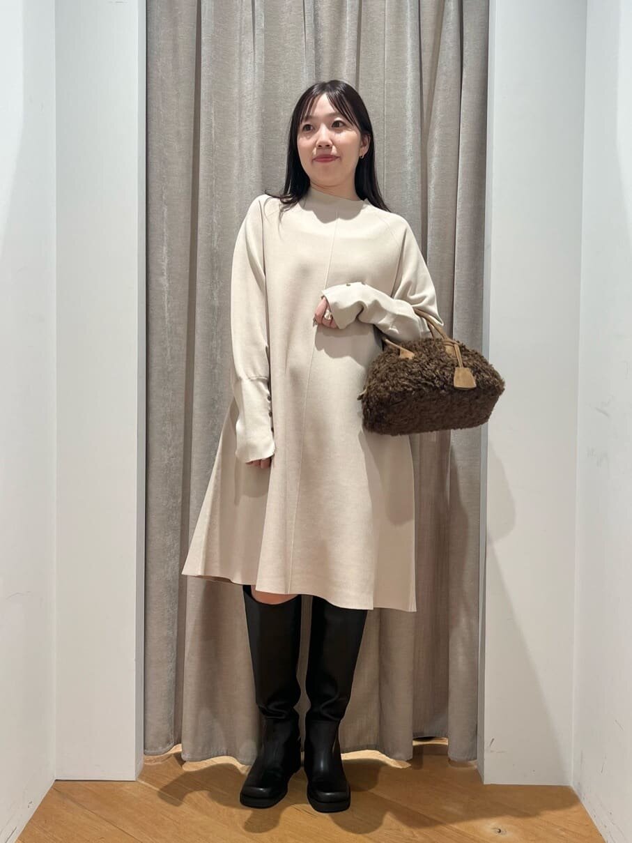ニットワンピースを着た女性