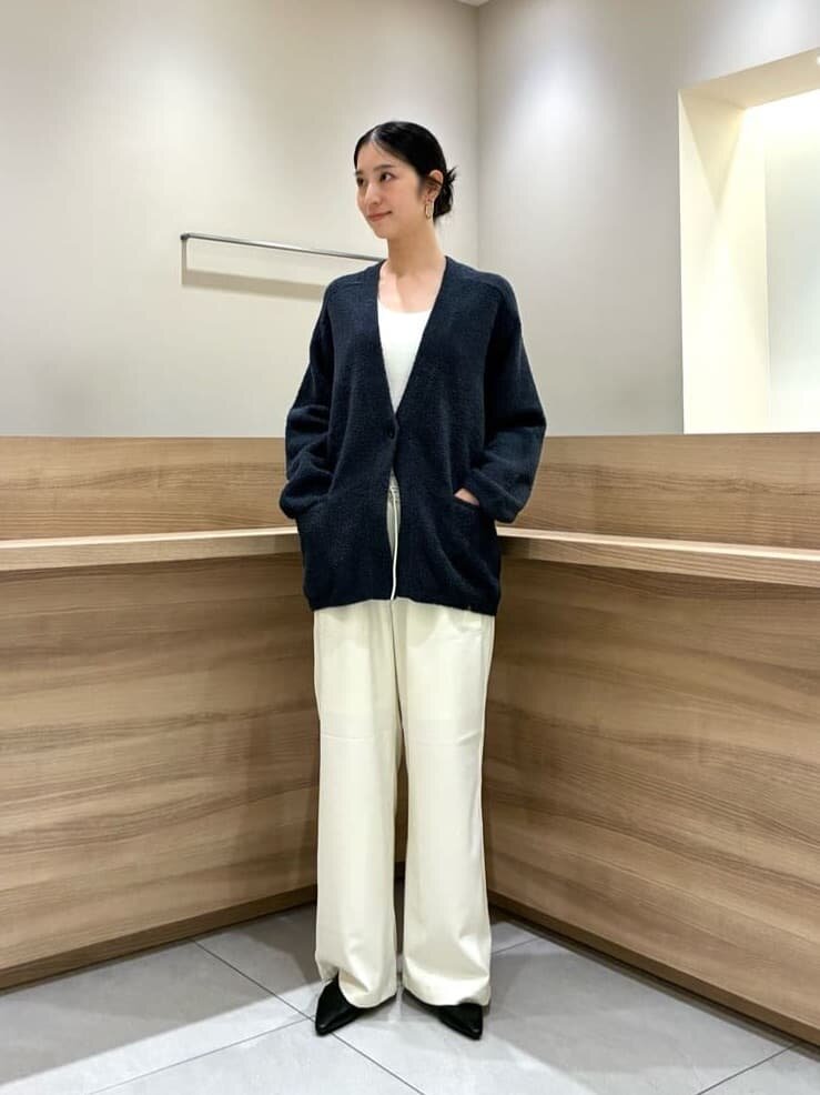 カーディガンを着た女性