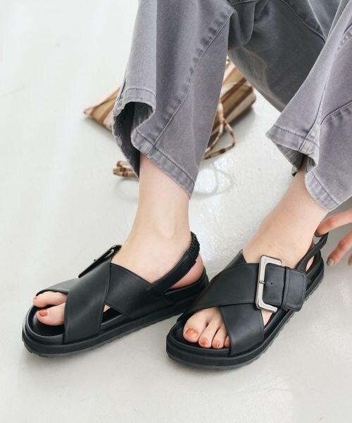 ビッグバックル クロスストラップ サンダル